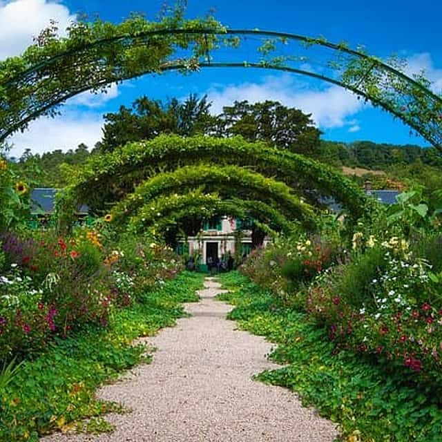 CDG Transfers with Private Tour in Giverny, Seine & Wine Tasting