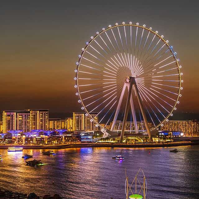 Visite d'Ain Dubai et croisière en boutre dans la marina avec dîner et transferts privés.
