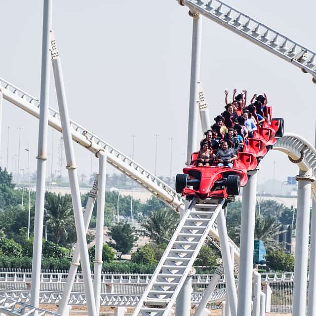 Приватный трансфер из Шарджи в Ferrari World Abu Dhabi.
