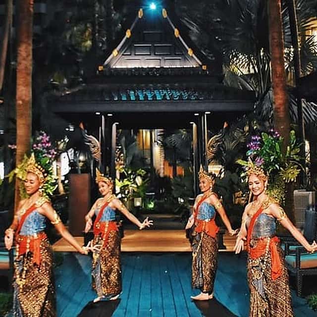 Shangri-La Hotel's Salathip Thai Restaurant Experience