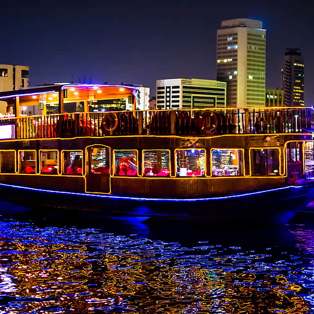 Plavba lodí Dhow s večeří v Dubai Marina a zábavou.
