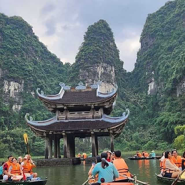 Ninh Binh Day Trip: Mua Cave, Trang An, Hoa Lu & Local Family
