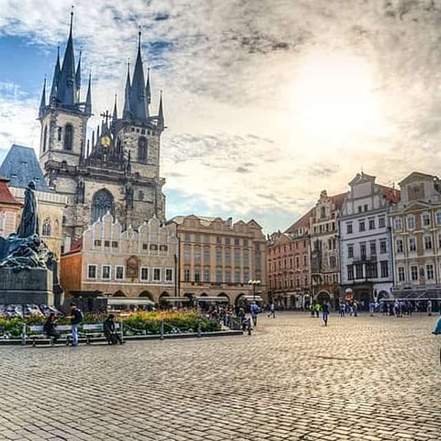 Private Transfer from Vienna to Prague with 2h of Sightseeing
