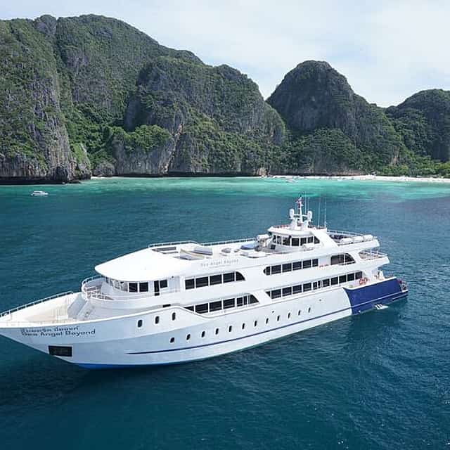 Phuket: Rejs po wyspach Phi Phi luksusową łodzią (miejsce standardowe)
