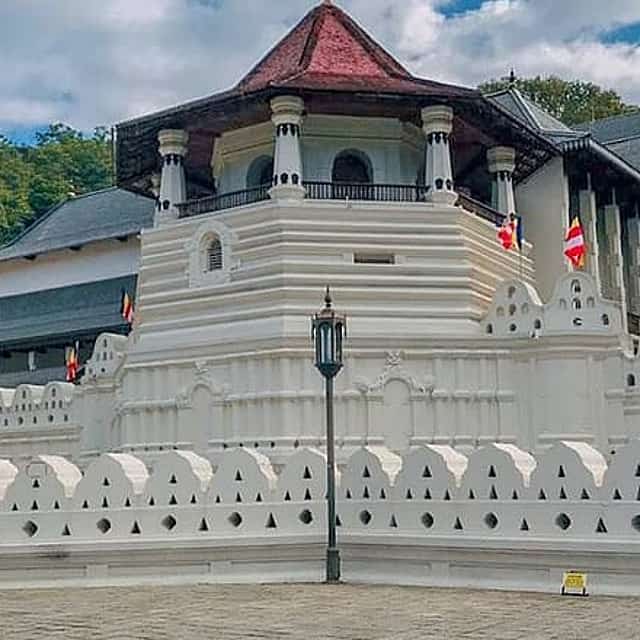 Kandy & Pinnawala Elephant Orphanage Day Trip from Negombo