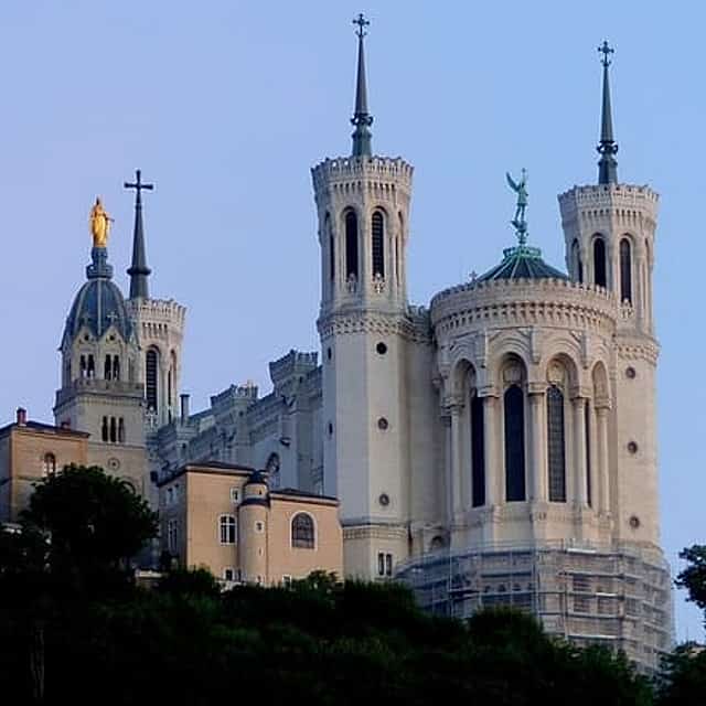 Private Transfer From Toulon To Lyon With a 2 Hour Stop
