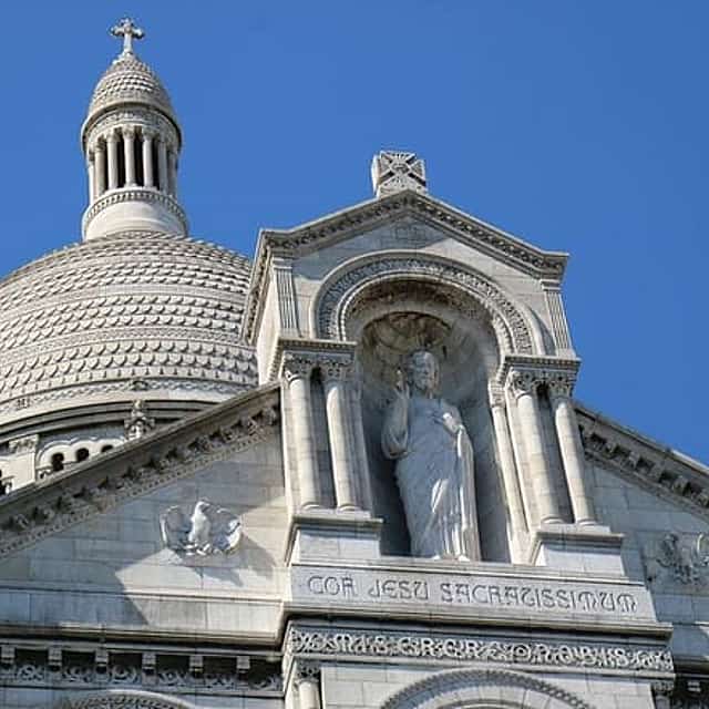 6 Hours Private Tour at Eiffel Tower with Montmartre and Hotel Pick up
