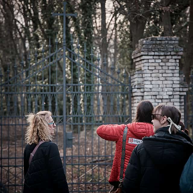 Psychiatrische Klinik & Tour über einen verlassenen Friedhof

