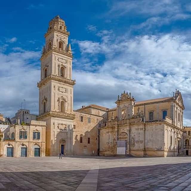 Private transfer from Naples to Lecce with 2h Sightseeing Stop