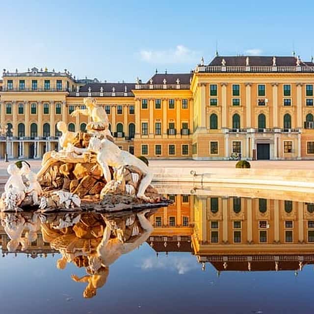 Private Transfer from Budapest to Vienna with 2h of Sightseeing, Local Driver