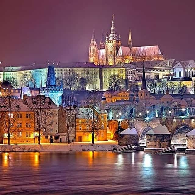 Private Transfer from Karlovy Vary to Prague, English-speaking driver