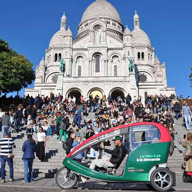 Paris : Valentine's day romantic tour in rickshaw bike