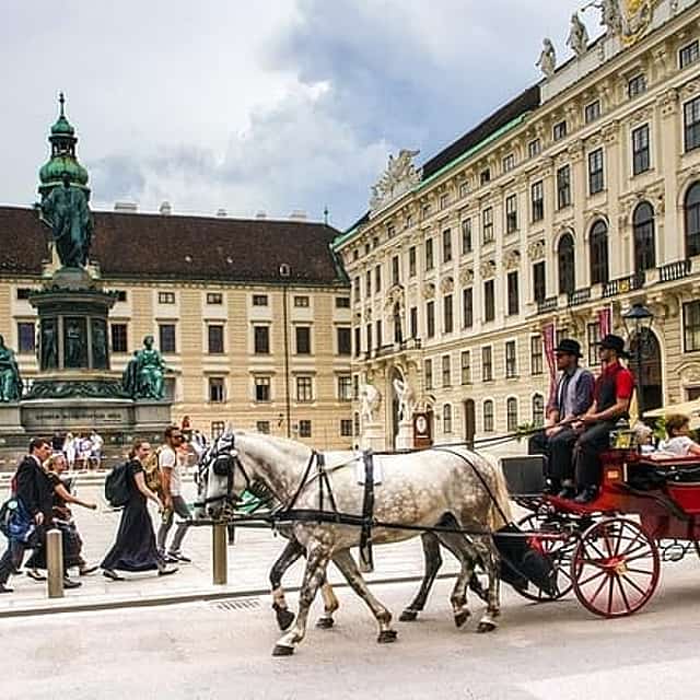 Private Transfer from Zagreb to Vienna with 2h of Sightseeing