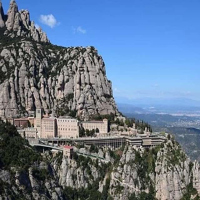 Private tour Montserrat with Escolanía-Coro and access to the Virgin