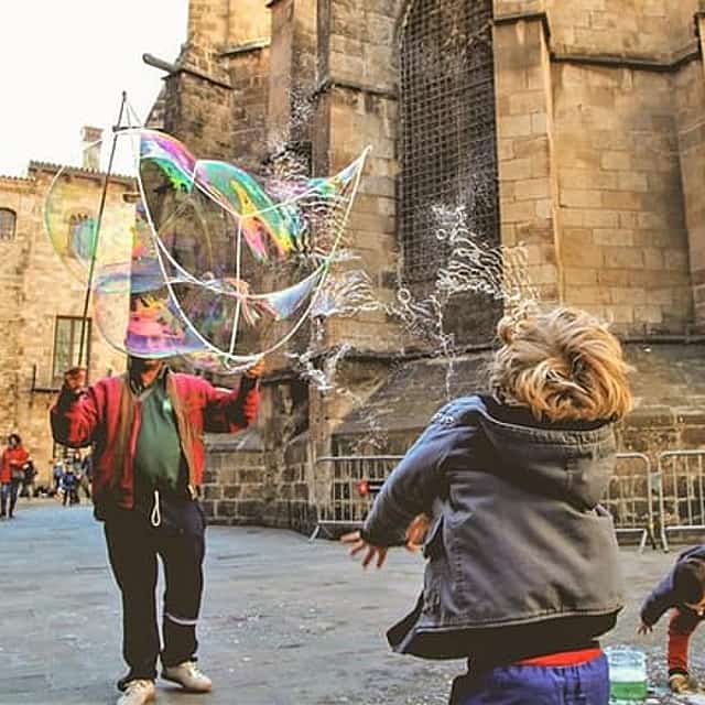 Tour Familiar Privado: Churros, Chocolate Caliente y Juegos en Barcelona