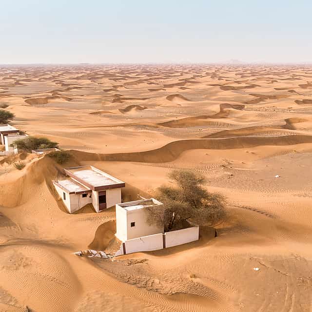 Private Geisterdorf-Safari mit Dune Bashing und Sandboarding
