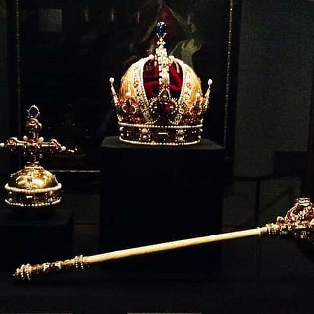 How to Pick a Crown. A Private Themed Tour of the Imperial Treasury (Kaiserliche Schatzkammer) / Tickets included