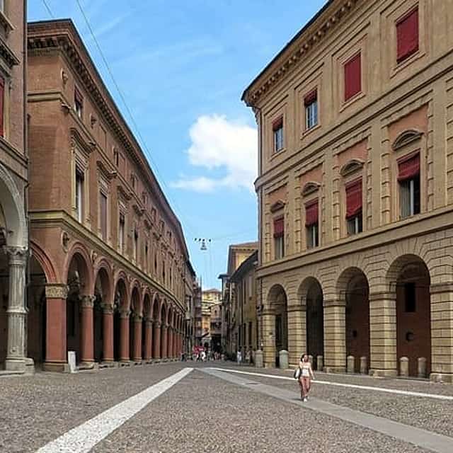 Private Transfer From Milan To Bologna With a 2 Hour Stop