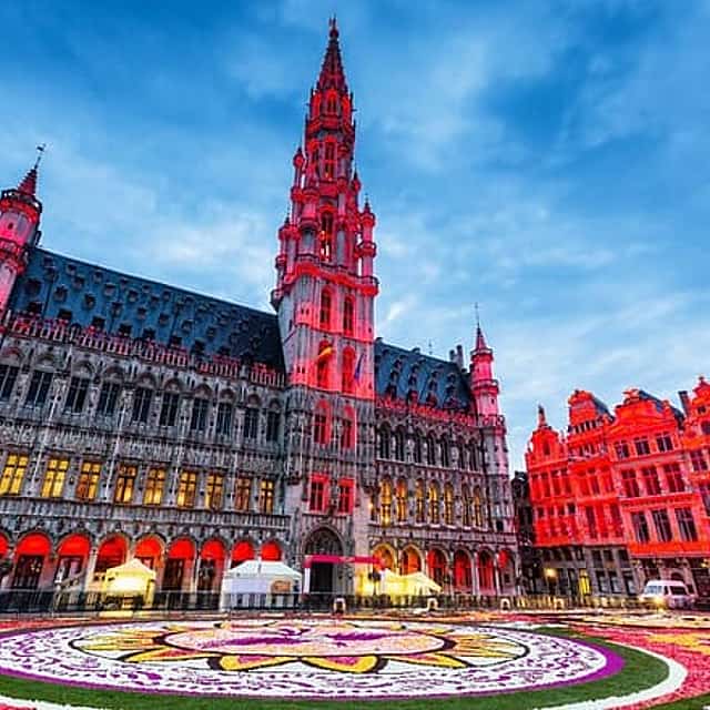 Privé transfer van Amsterdam naar Brussel, 2 uur Stop in Delft