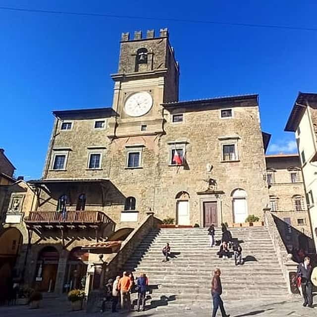 Private Art & Wine Tour in Cortona & Montepulciano, with lunch & 2 wine tastings