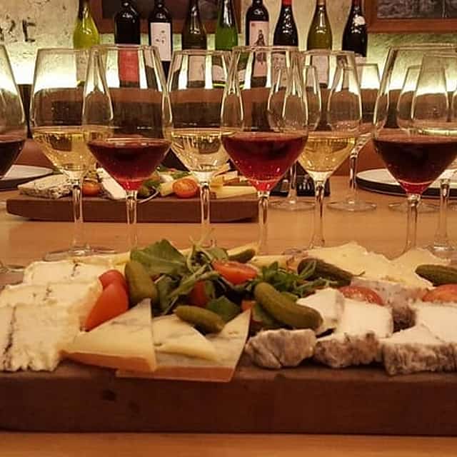 Paris and Saint Germain Half Day with Cruise and Wine Tasting