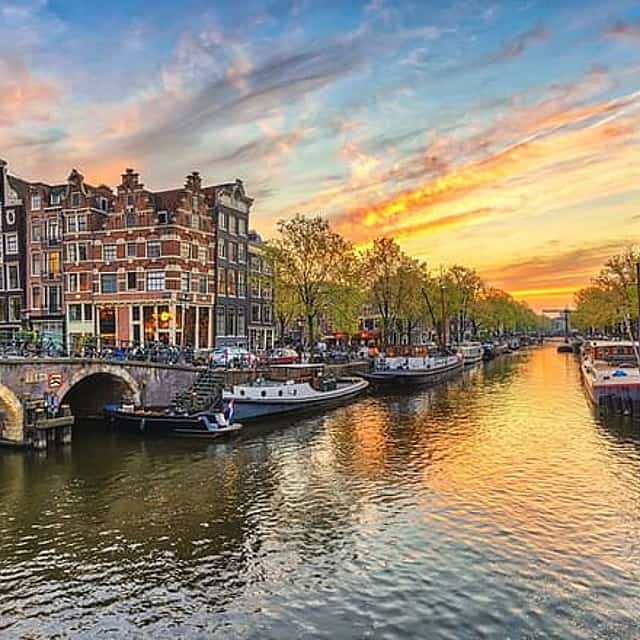 Bruges to Rotterdam: Private Transfer with 24-Hour Hotel Pickup