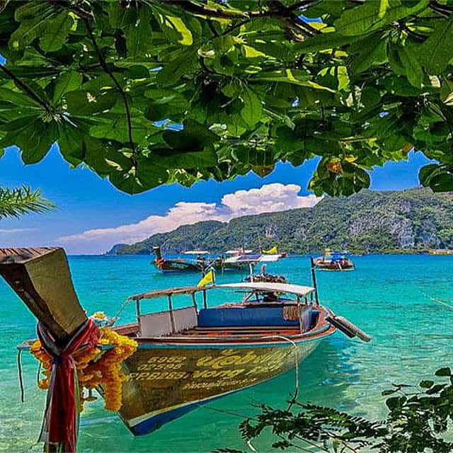 Phi Phi Paradis Tour вокруг острова на частной лодке Longtail на закате.
