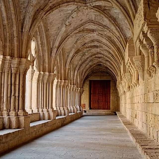 Montserrat and De Poblet Monastery - Reduced group hotel pick up from Barcelona