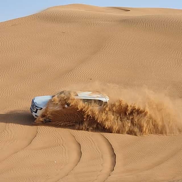 Dubajské večerní pouštní safari, jízda na velbloudech, BBQ večeře a živá vystoupení.

