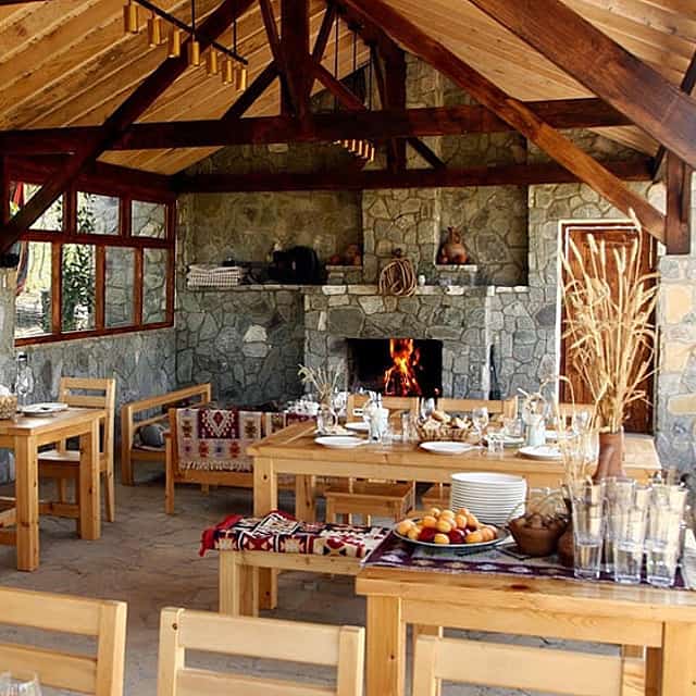 Dîner au coin du feu à la Villa Salty Garden.
