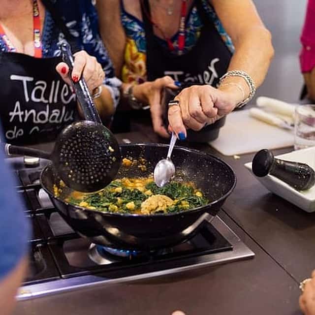 Sevilla: Večerní kurz španělského vaření — Paella, Tapas & Sangría