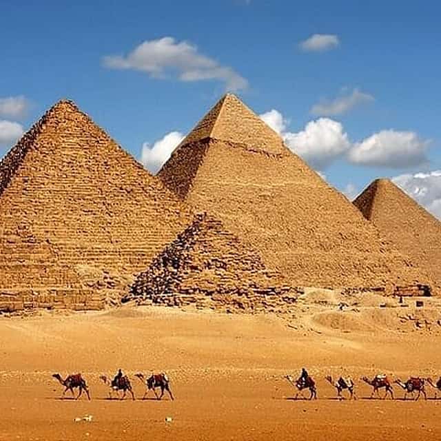 Private Full Day Tour to Giza Pyramids with Pickup and Lunch