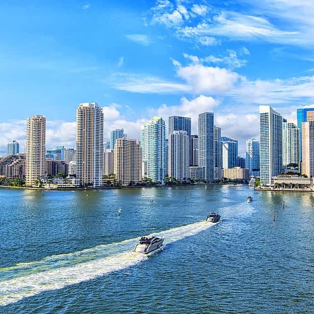 Ultimatives Wassererlebnis in Miami: Segelkatamaran mit Jetskis & Drinks
