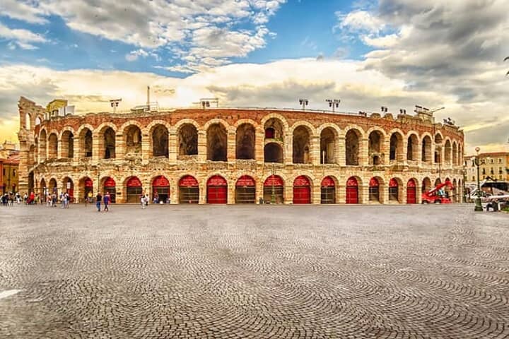 Private transfer from Zurich to Verona with 2h sightseeing stop