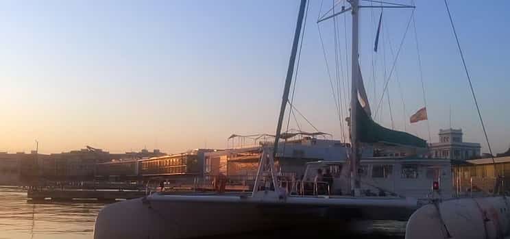 Foto 1 Crucero al atardecer en Valencia con cena en la playa