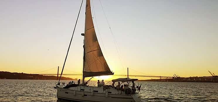 Foto 1 Lisbon Small Group 2h Sunset Sailing- Live Commentary & a Drink (Or Open Bar Option)