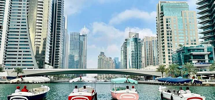 Foto 1 Excursión privada en barco Duffy de 60 minutos por el puerto deportivo de Dubai y JBR