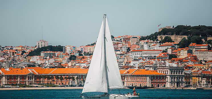 Foto 1 Paseo privado en velero por Lisboa