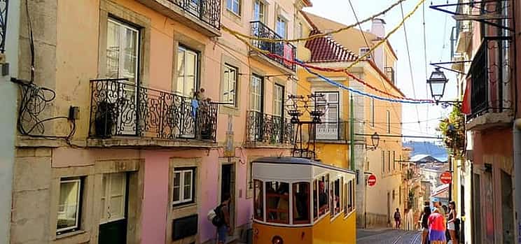 Fotoğraf 1 Private Premium Car Transfer from Porto to Lisbon with 2 hours for sightseeing
