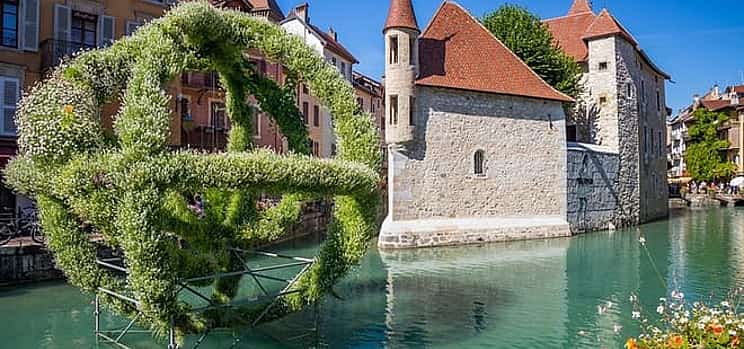 Photo 1 Private transfer from Geneva to Genoa with 2h stop in Annecy