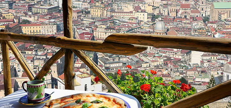 Foto 1 Ruta gastronómica por Nápoles junto al mar con visita al Castel dell'Ovo
