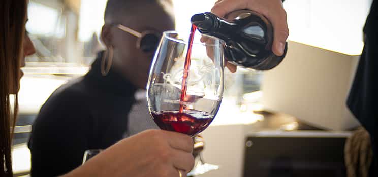 Фото 1 Парусный спорт и дегустация вин с экспертом-сомелье в Барселоне