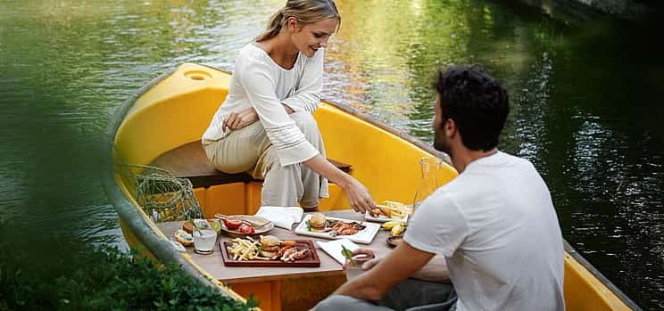 Фото 1 Романтический обед-пикник на лодке для пары