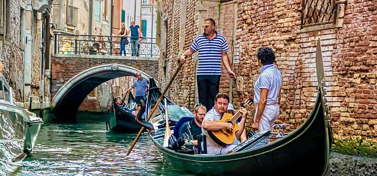 Фото 1 Частная прогулка на гондоле в Венеции с серенадой