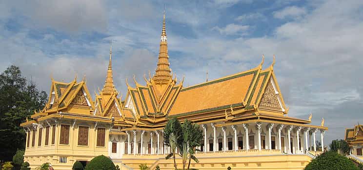 Photo 1 Half Day Tour to Royal Palace, Wat Phnom & Independent Monument