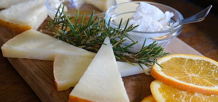 Foto 1 Degustación de vino y aceite de oliva con selección de quesos