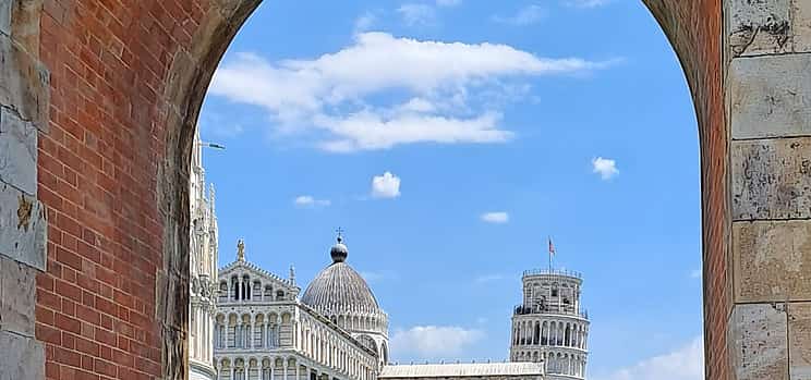 Foto 1 Visite Pisa con entradas preferentes a la Catedral y la Torre Inclinada
