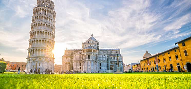 Foto 1 Recorrido a pie por la Catedral de Pisa y la Torre Inclinada