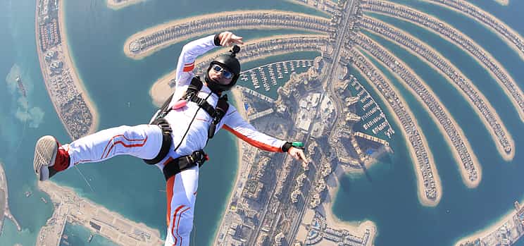 Foto 1 Paracaidismo en tándem en la zona de saltos de Palm Dubai