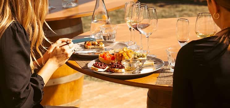 Фото 1 Дегустация вина и масла эво с шафрановой трапезой в винограднике